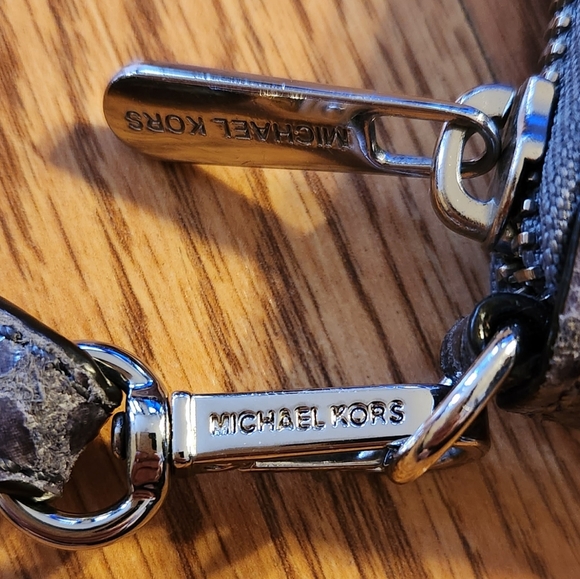 Michael Kors Grey Snakeskin Wristlet Wallet/cell phone carrier - Picture 7 of 12